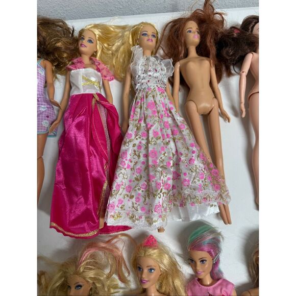 HUGE LOT of 21 BARBIE AND FRIENDS Dolls Mattel Clones See Description - Picture 4 of 9
